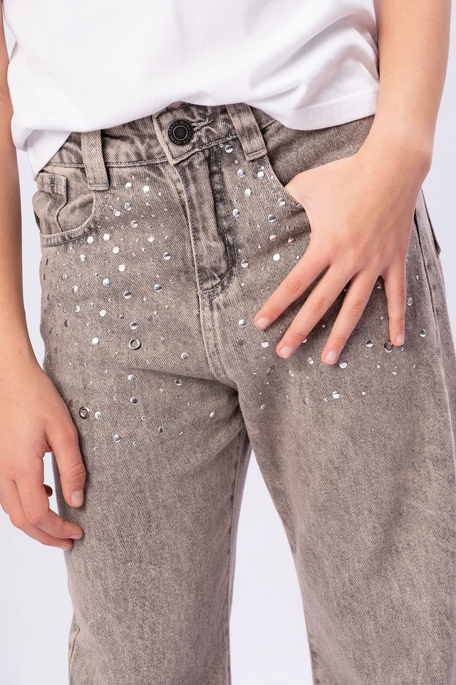 Jeans Nena En Color Avellana Con Tachas