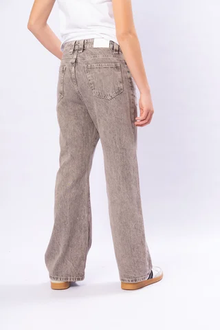 Jeans Nena En Color Avellana Con Tachas - Vista 3