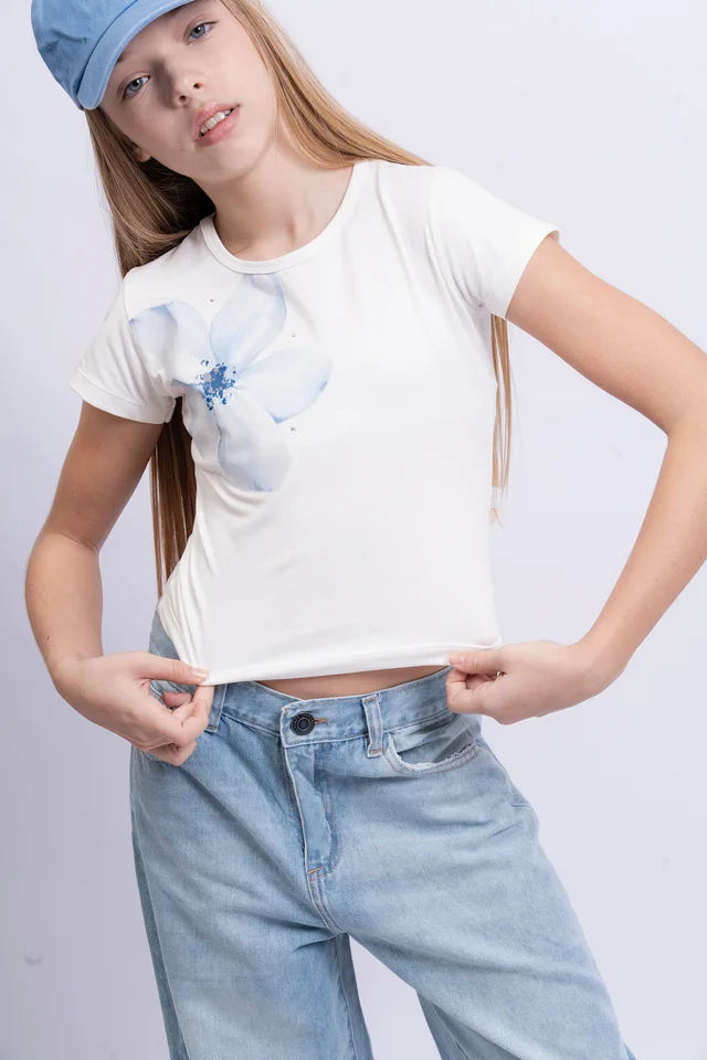 Remera Kaia Manga Corta Flor Con Stras Aplicado