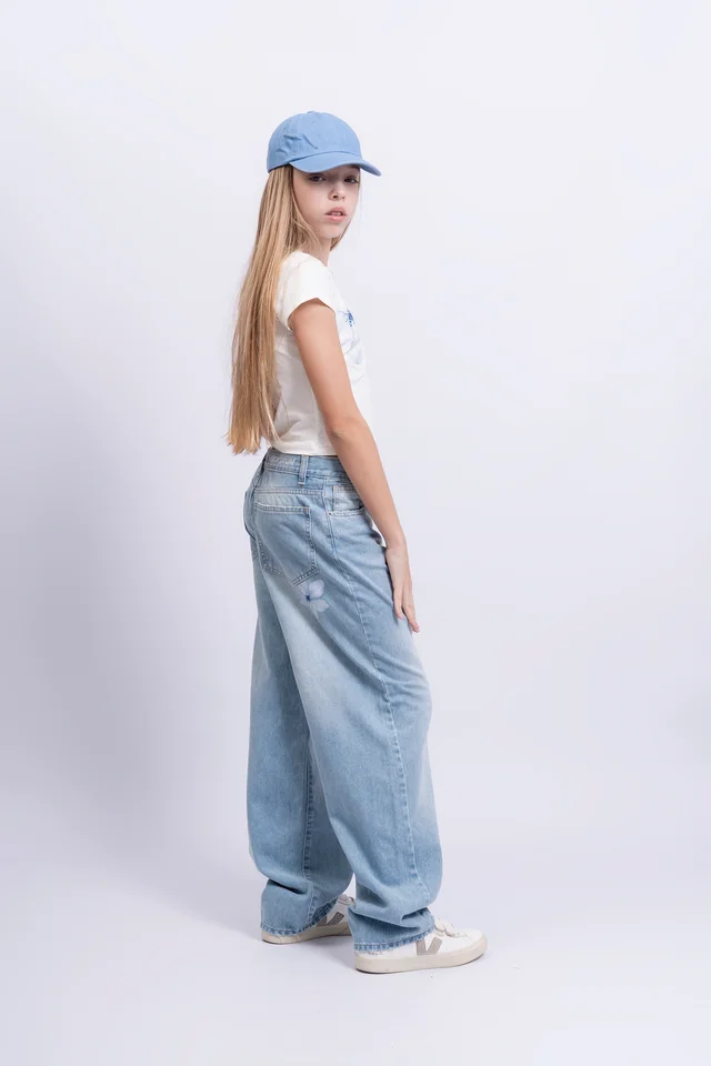 Jeans Cleo Baggy Celeste Con Pinzas Y Flor Bols Trasero