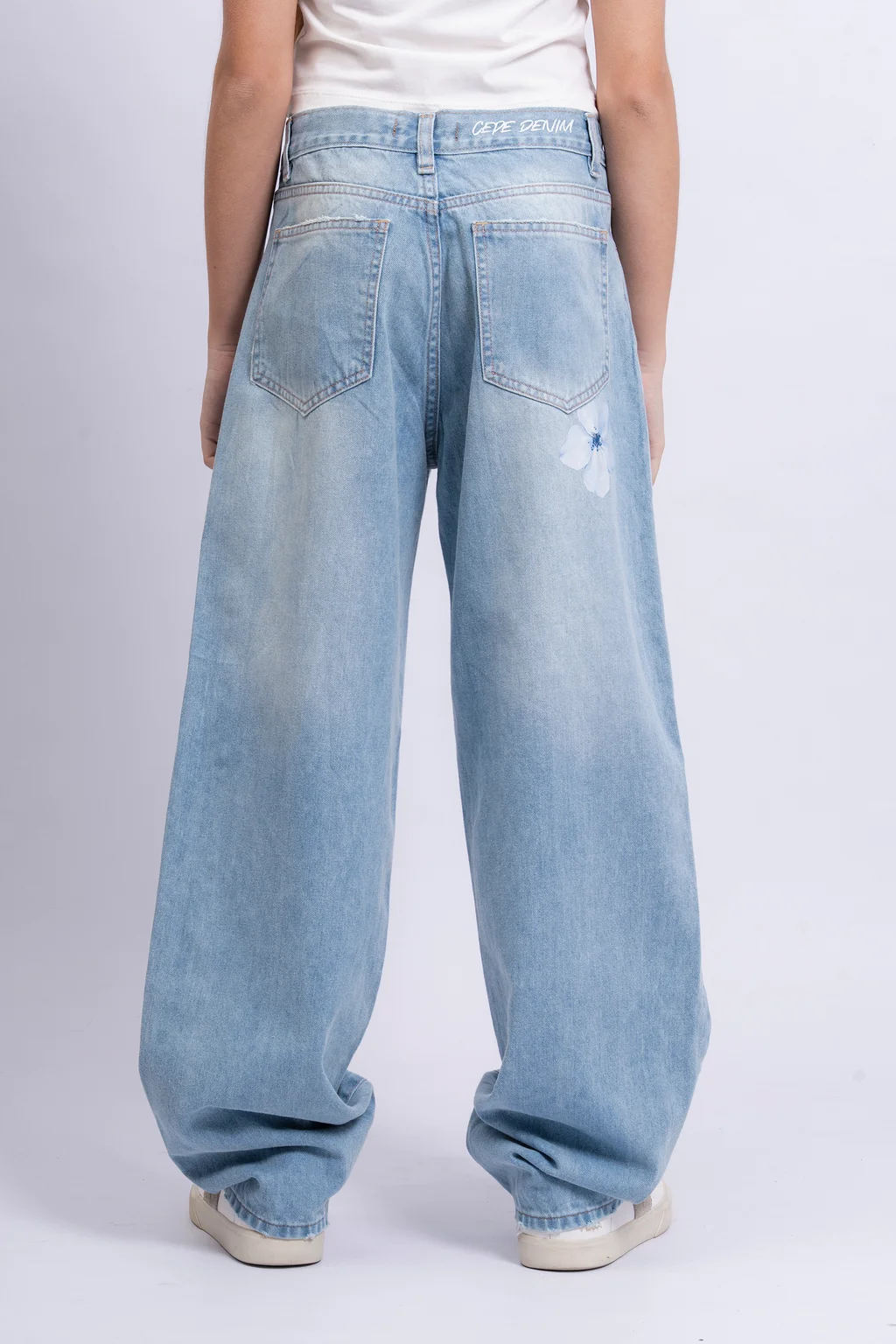 Jeans Cleo Baggy Celeste Con Pinzas Y Flor Bols Trasero - 1