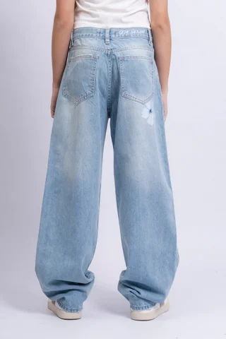 Jeans Cleo Baggy Celeste Con Pinzas Y Flor Bols Trasero - Vista 2