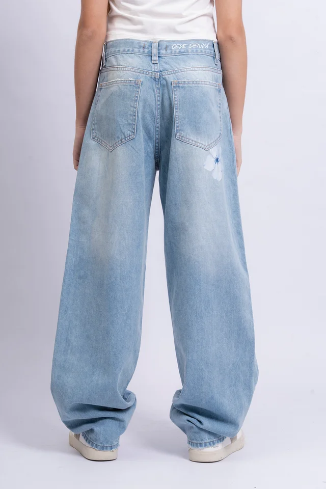 Jeans Cleo Baggy Celeste Con Pinzas Y Flor Bols Trasero