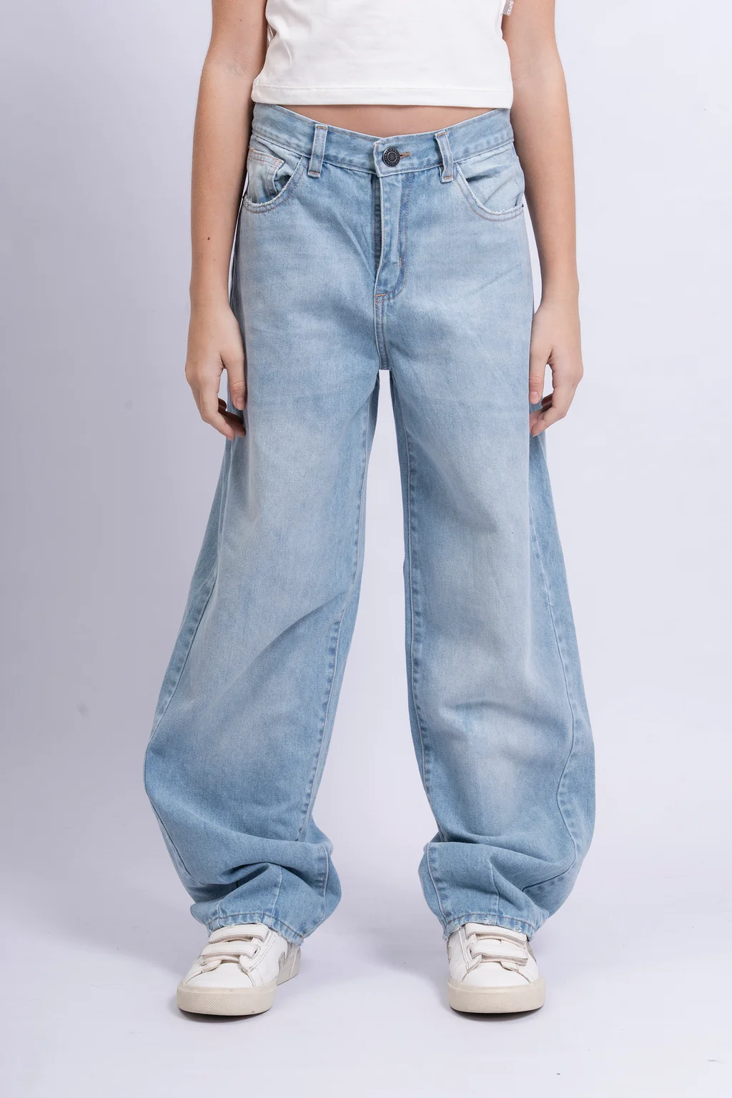 Jeans Cleo Baggy Celeste Con Pinzas Y Flor Bols Trasero - 2