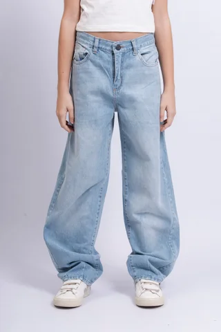 Jeans Cleo Baggy Celeste Con Pinzas Y Flor Bols Trasero - Vista 3