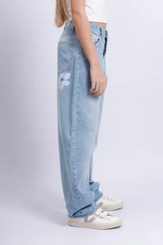Jeans Cleo Baggy Celeste Con Pinzas Y Flor Bols Trasero - Vista 4