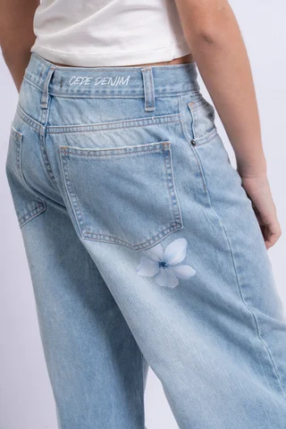 Jeans Cleo Baggy Celeste Con Pinzas Y Flor Bols Trasero - Vista 5