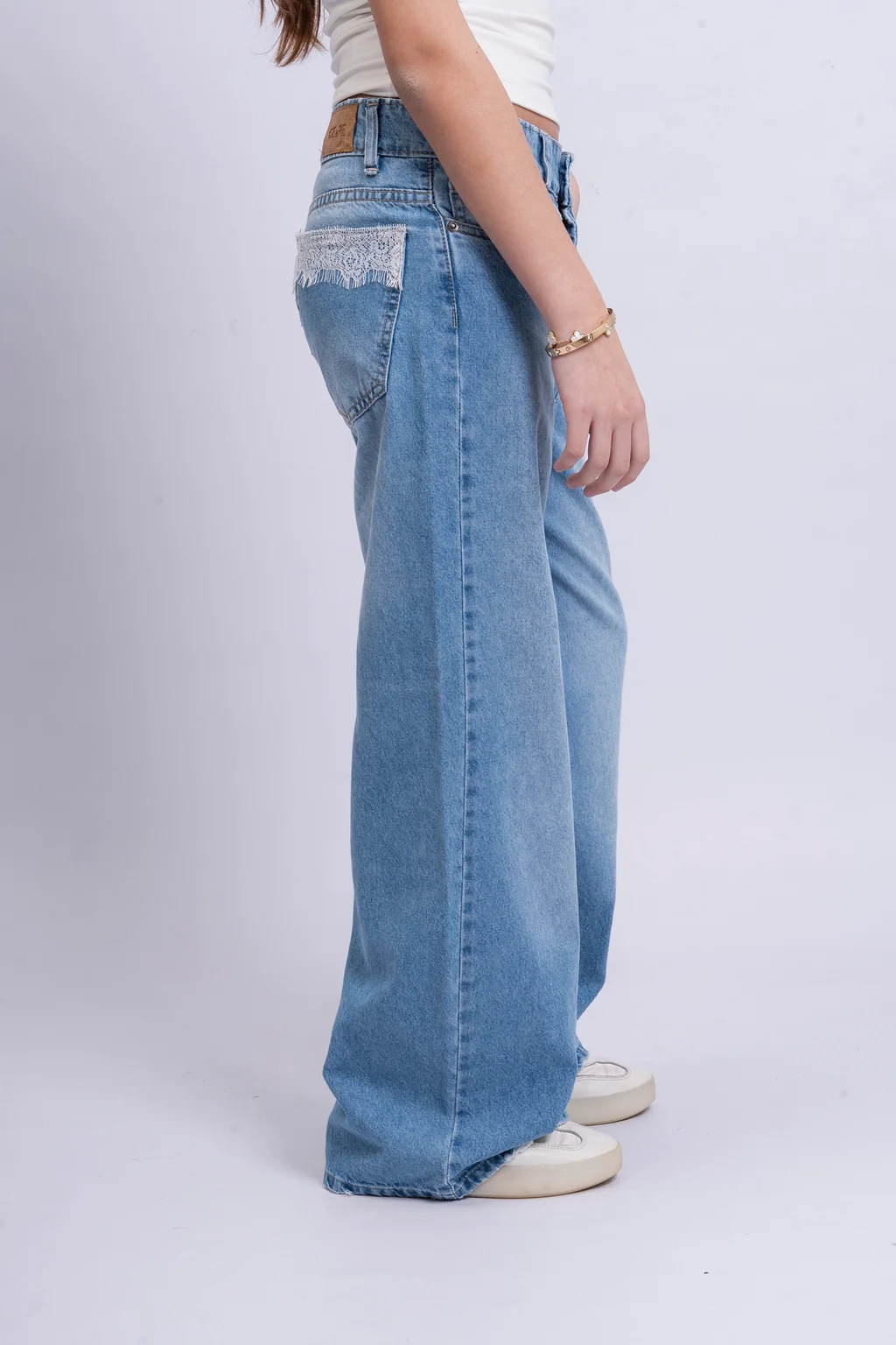 Jeans Super Wide Leg Brisa Celeste Con Detalles Puntilla Bolsillos Traseros - 2