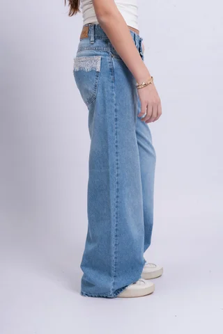 Jeans Super Wide Leg Brisa Celeste Con Detalles Puntilla Bolsillos Traseros - Vista 3