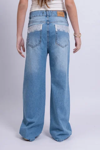 Jeans Super Wide Leg Brisa Celeste Con Detalles Puntilla Bolsillos Traseros - Vista 4
