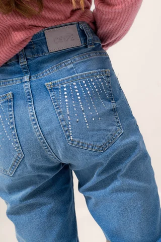 Jeans  Elastizado En Tono Azul  Medio Con Accsesorio Artesanal Colgante - Vista 2