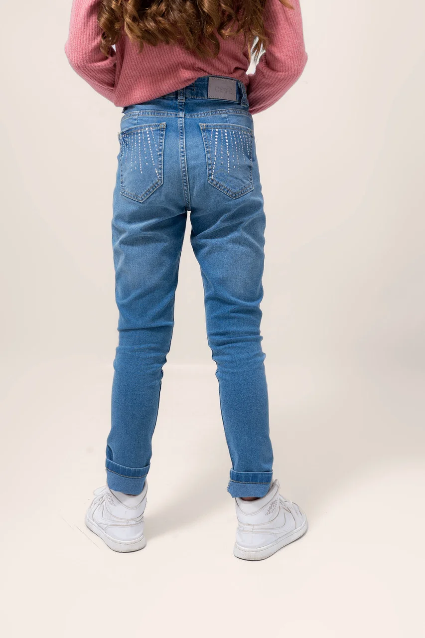 Jeans Elastizado En Tono Azul Medio Con Accsesorio Artesanal Colgante - 3