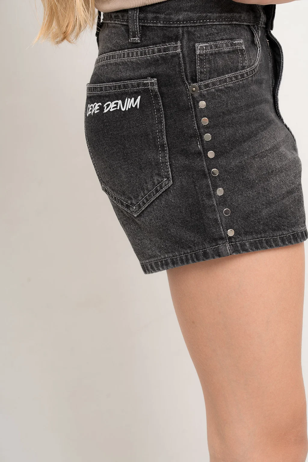 Short Nuba Black Con Estrella Y Tachas