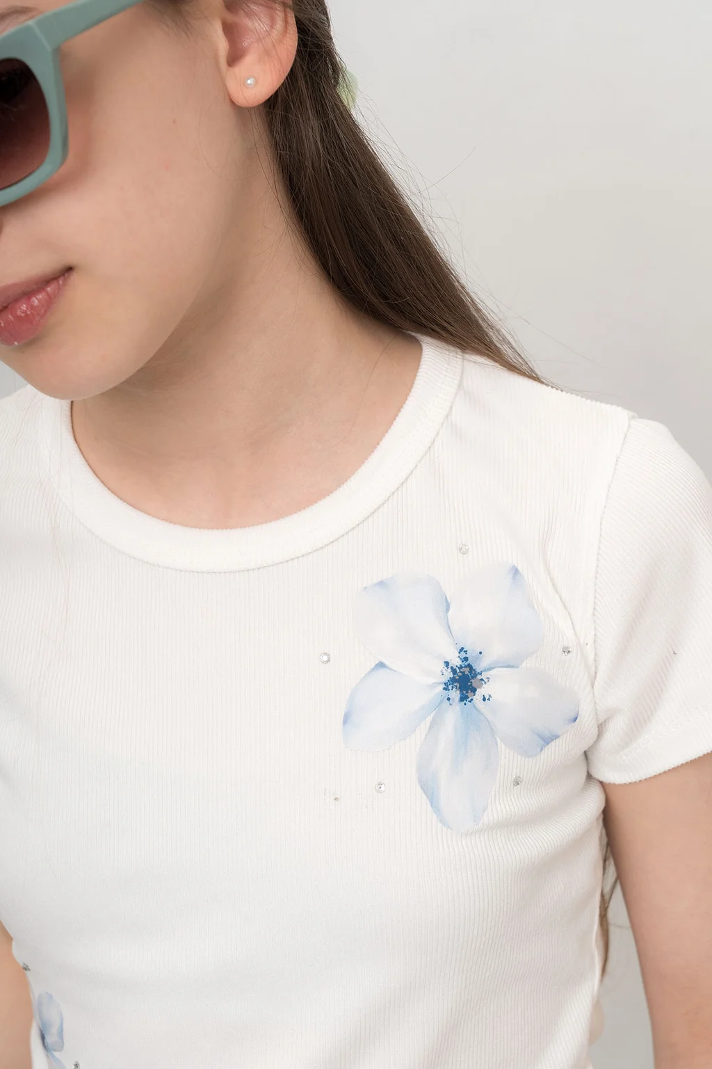 Remera Lucy En Morley Con Flores Y Stras Aplicados