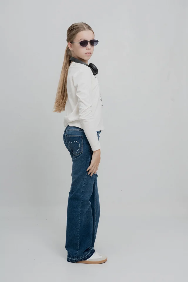 Jean Flare Lou Elastizado Con Tachas En Forma De Corazones En Bolsillos Traseros