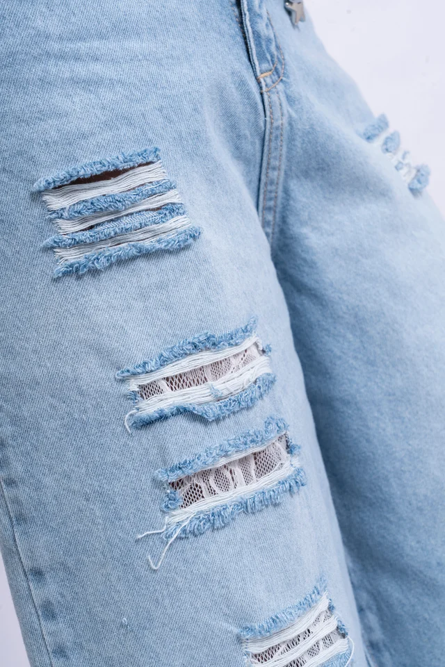 Bermuda Denim Baggy Tessa Celeste Con Roturas Y Encaje Aplicado