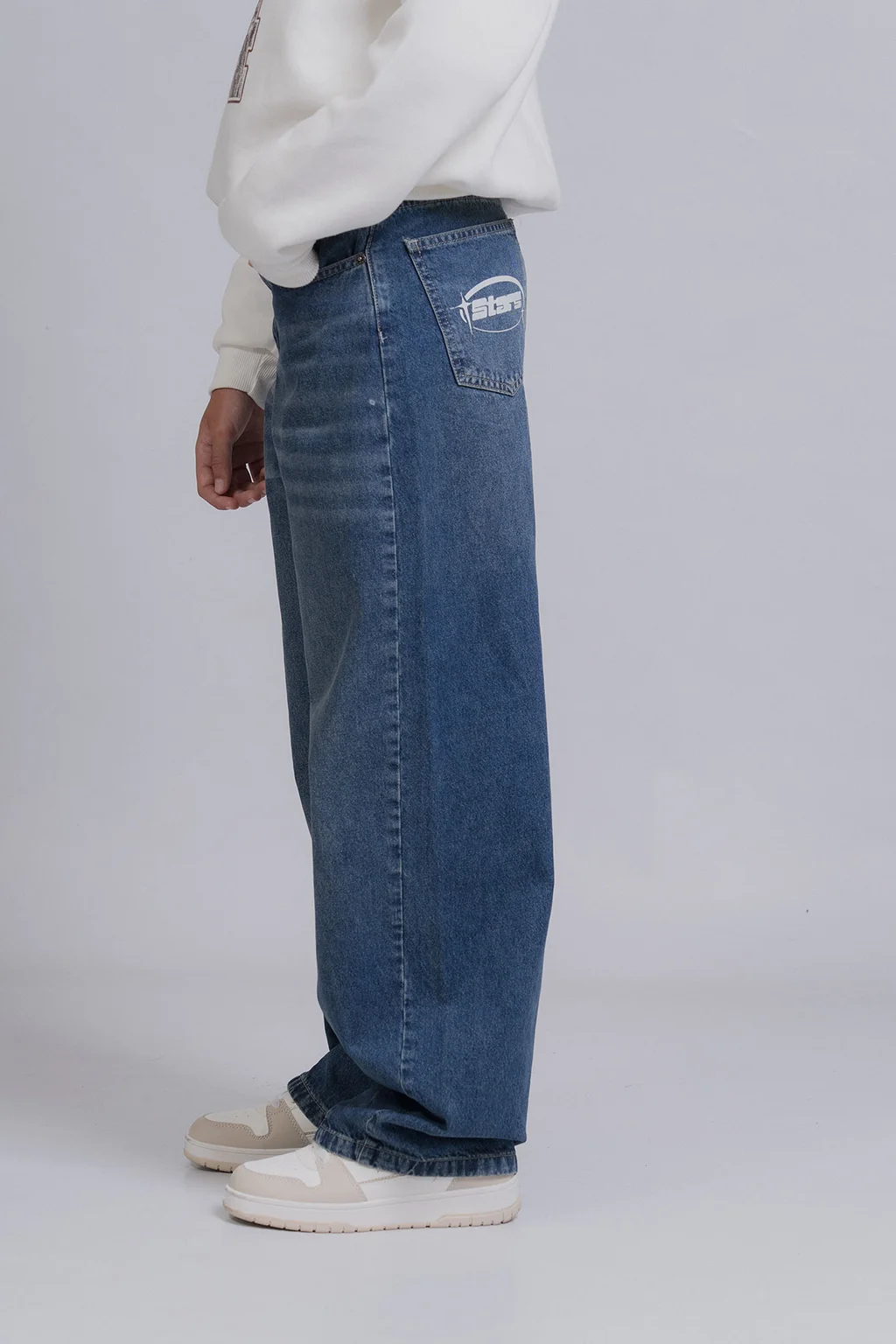 Jean Baggy Lira Matizado Con Pinzas, Corte Amplio Y Estampado Star En Bolsillo T - 0