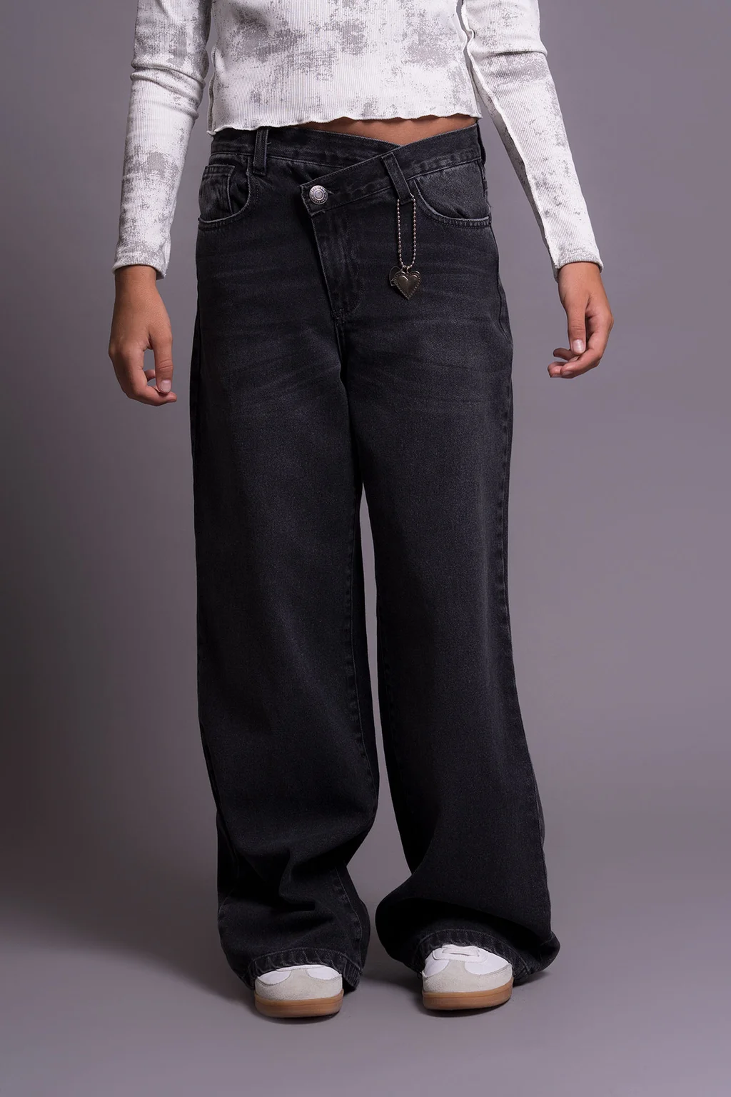 Jean Super Wide Leg Lior Black Con Cintura Cruzada Y Colgante Charm De Corazón C - 0