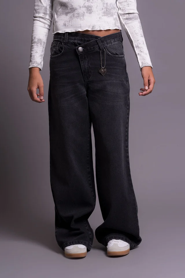 Jean Super Wide Leg Lior Black Con Cintura Cruzada Y Colgante Charm De Corazón C