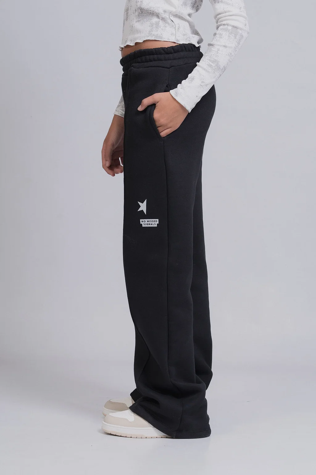 Jogger Uby De Frisa Peinada Con Estampa De Estrella Y Texto No Missed Signals.