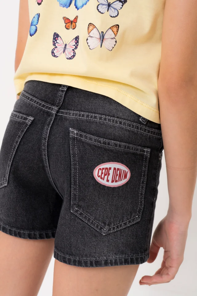 Short Mom Black Con Bigotes