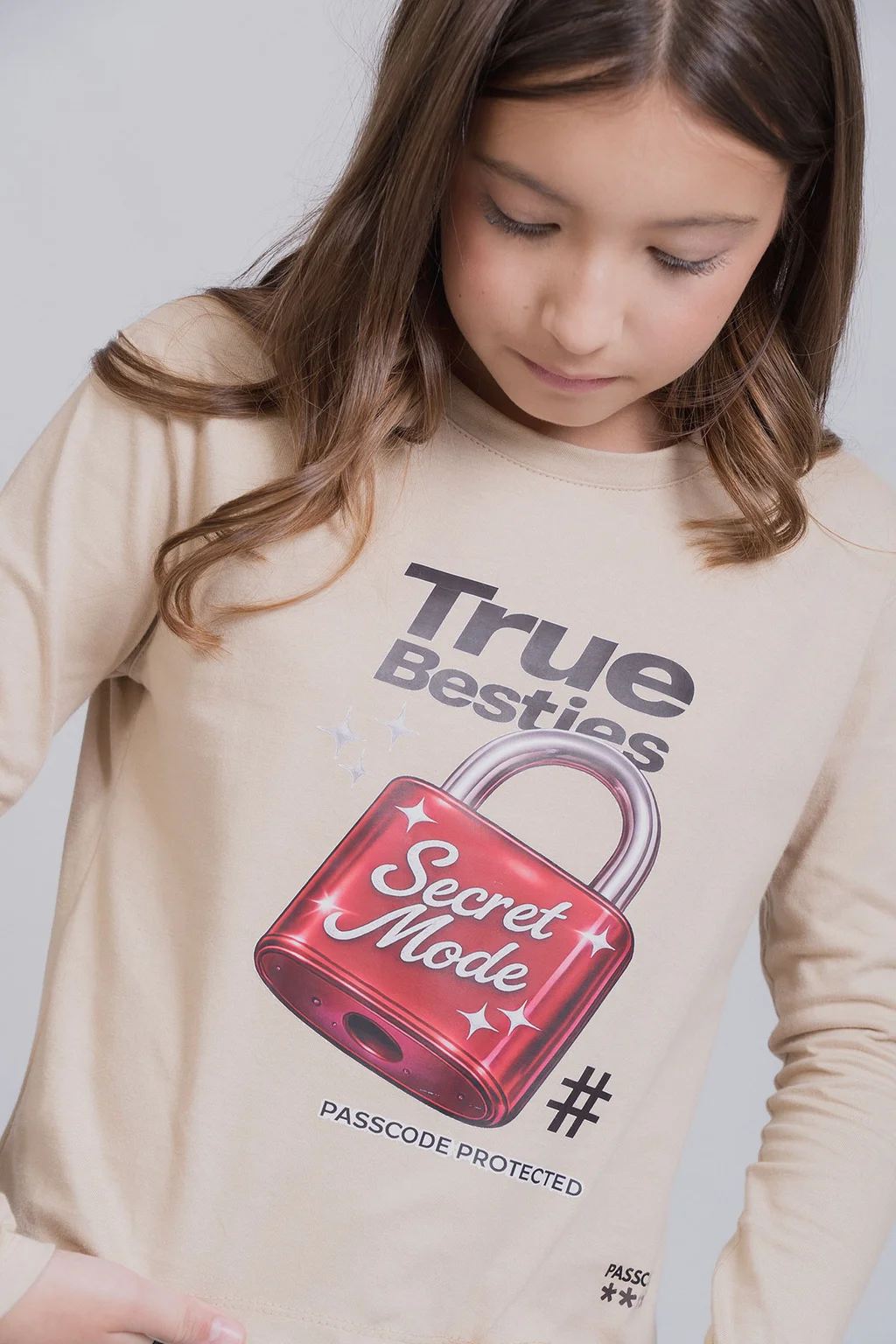 Remera De Jersey Con Estampa Candado 3D True Besties