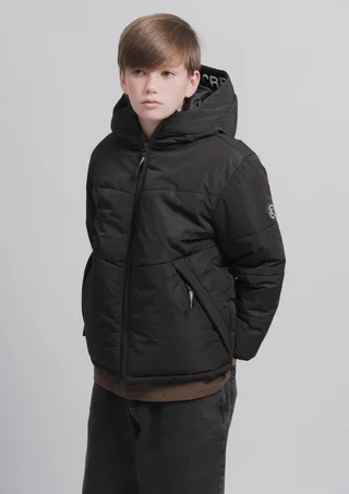 Puffer Con Capucha Detalle Estampado Tiracierres Engomado Y Escudo De Goma En Ma - Vista 1