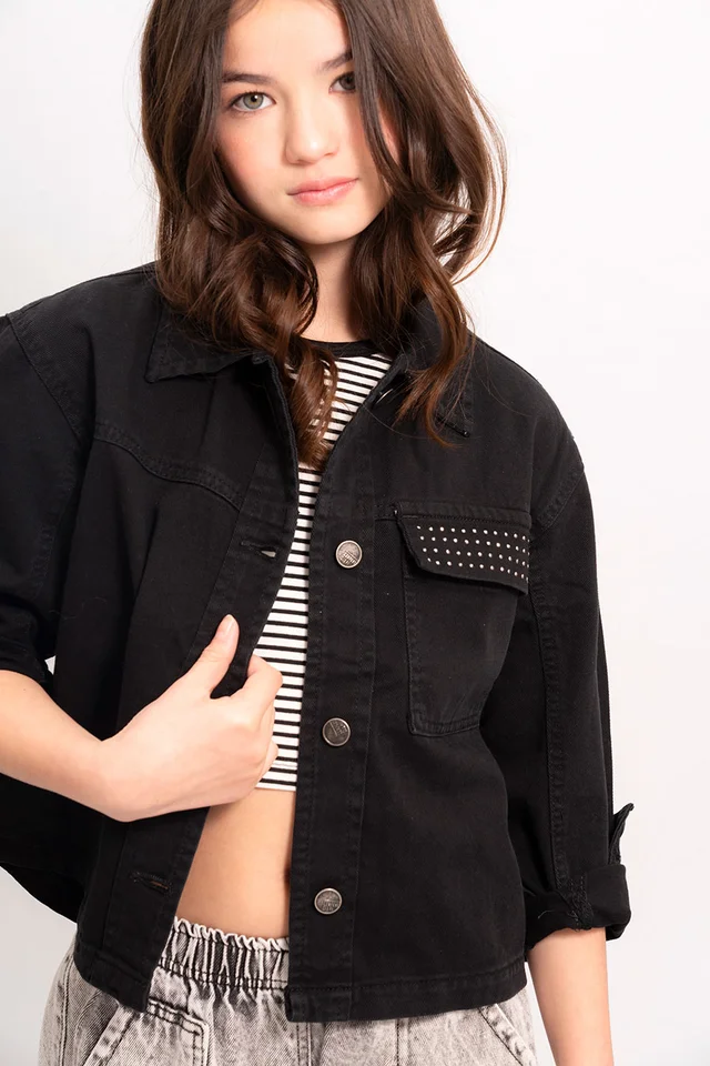 Campera Gabardina Color Con Tachas En Tapa Bolsillo