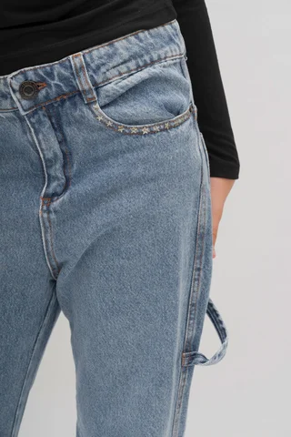 Jeans Carpintero Azul Con Full Estrellas Aplicadas En Boca De Bolsillo - Vista 3