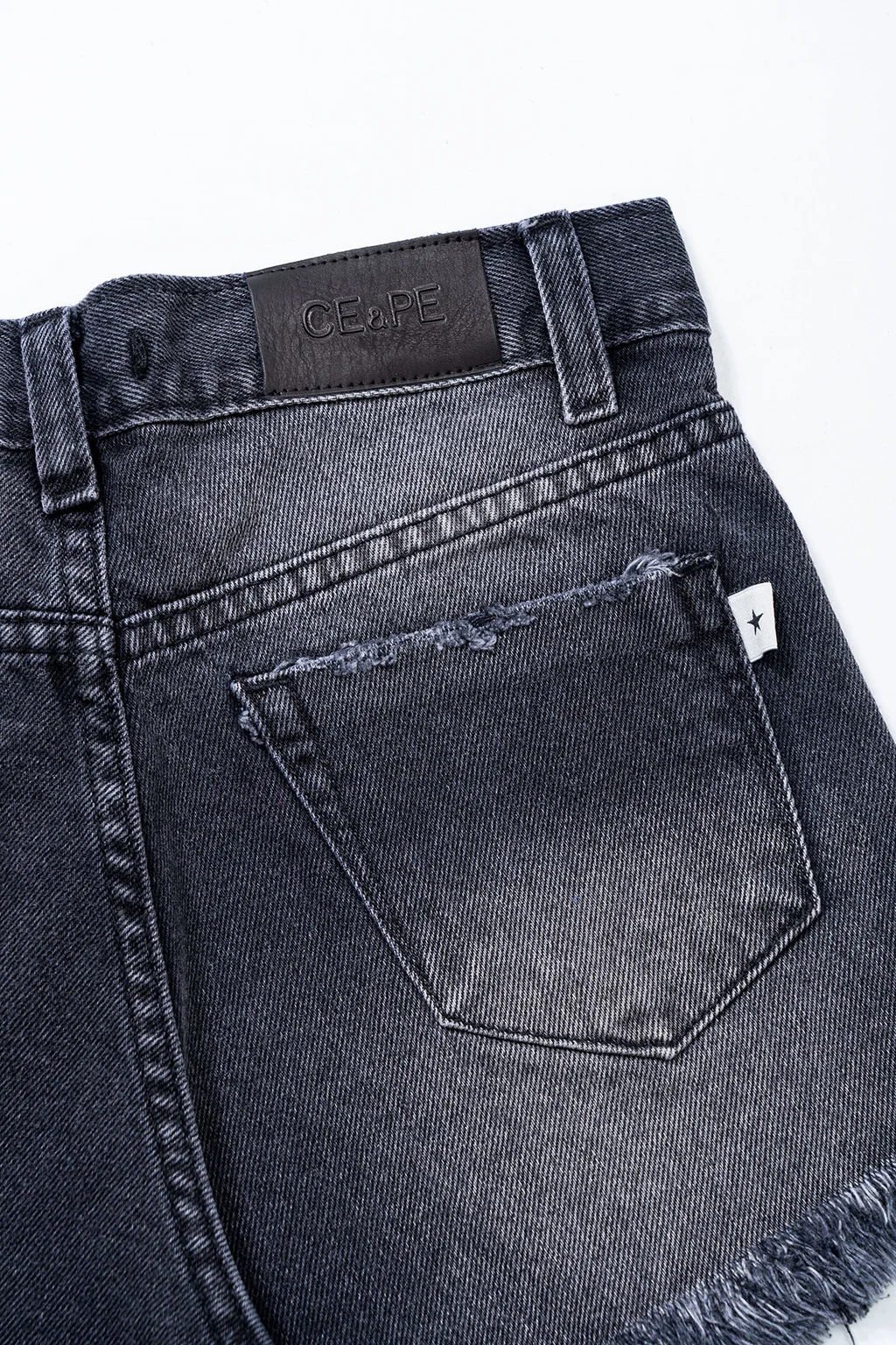 Short Jeans Negro Desflecdo Full Tachas - 3