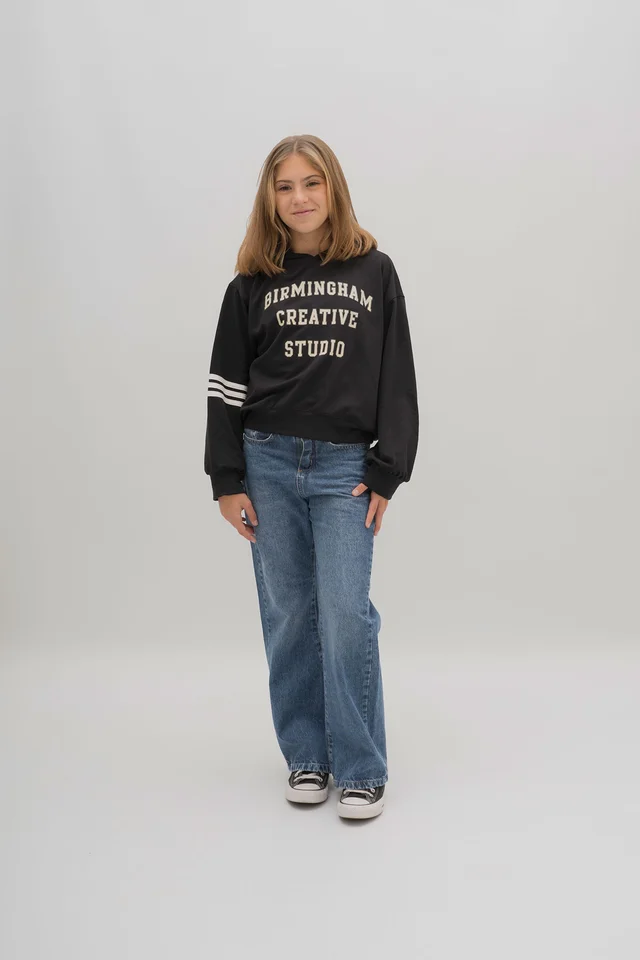 Jeans Wide Leg Azul Con Estrellas Negras En Bolsillos Traseros