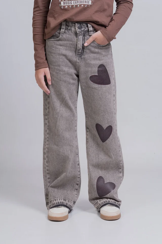 Jean Wide Leg Elva Sobreteñido En Tono Chocolate Con Corazones Aplicados Y Botam