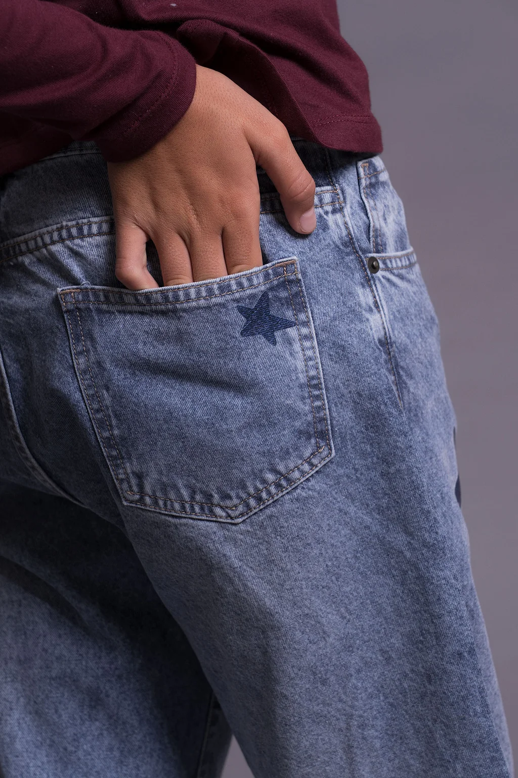 Jean Barrel Mila Blue Con Lavado Vintage Y Estrellas Aplicadas En Delantero.