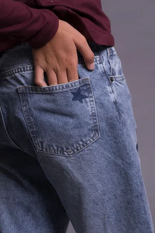 Jean Barrel Mila Blue Con Lavado Vintage Y Estrellas Aplicadas En Delantero. - Vista 3