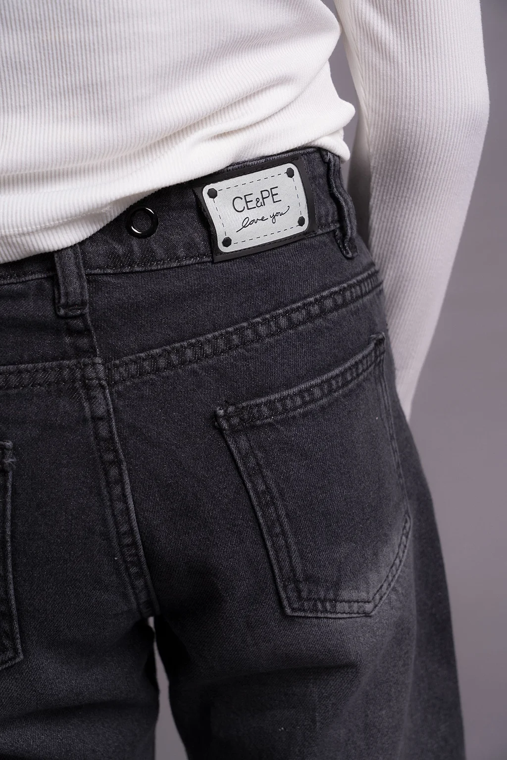 Jean Super Wide Leg Aline Black Con Botamanga Y Detalles De Ojales En Cintura Co