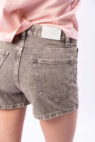 Short Jean En  Color Avellana Con Colgante - Vista 4
