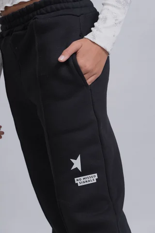 Jogger Uby De Frisa Peinada Con Estampa De Estrella Y Texto No Missed Signals. - Vista 3