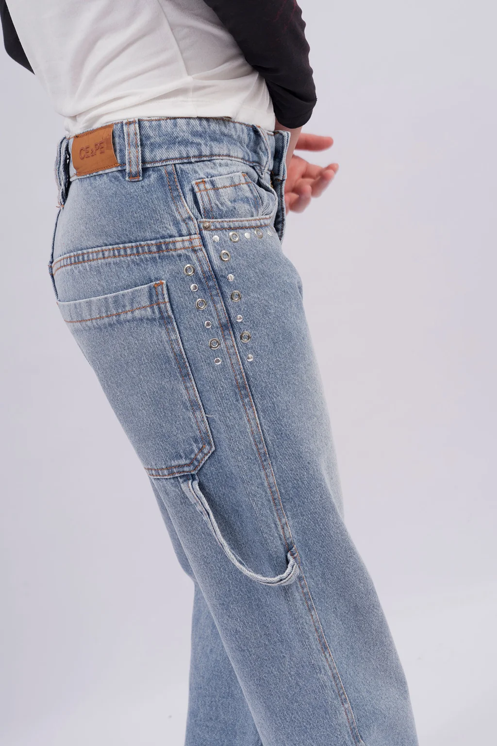 Jeans Buggy Carpintero Corte Holgado En Color Matizado C Detalle De Tachas Y - 1