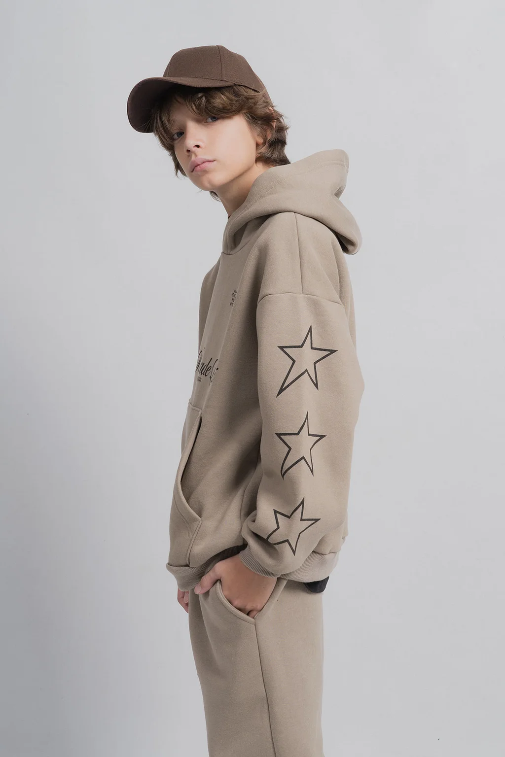 Buzo Kai Oversize De Frisa Con Estampa Racing Y Estrellas En Mangas. - 1
