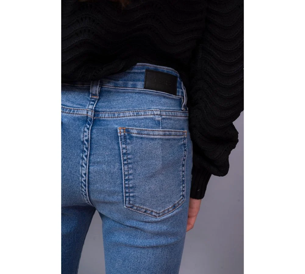 Jeans Elastizado Basico C/ Colgante Cadena Negra - 3