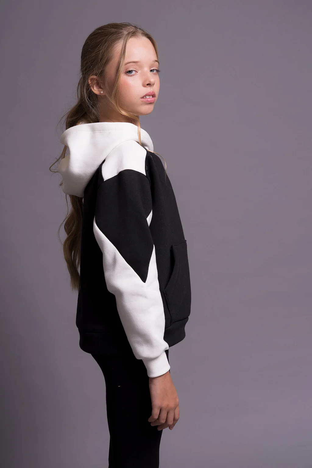 Hoodie Alia De Frisa Combinado Bicolor Con Recortes Y Detalle De Ojalillos En Ho - 2