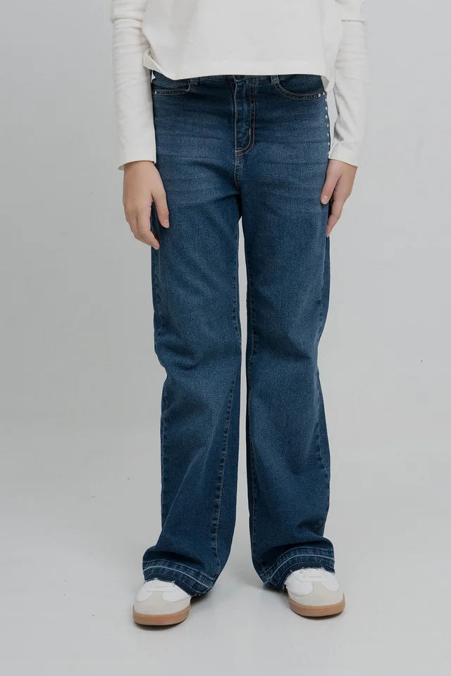 Jean Flare Lou Elastizado Con Tachas En Forma De Corazones En Bolsillos Traseros