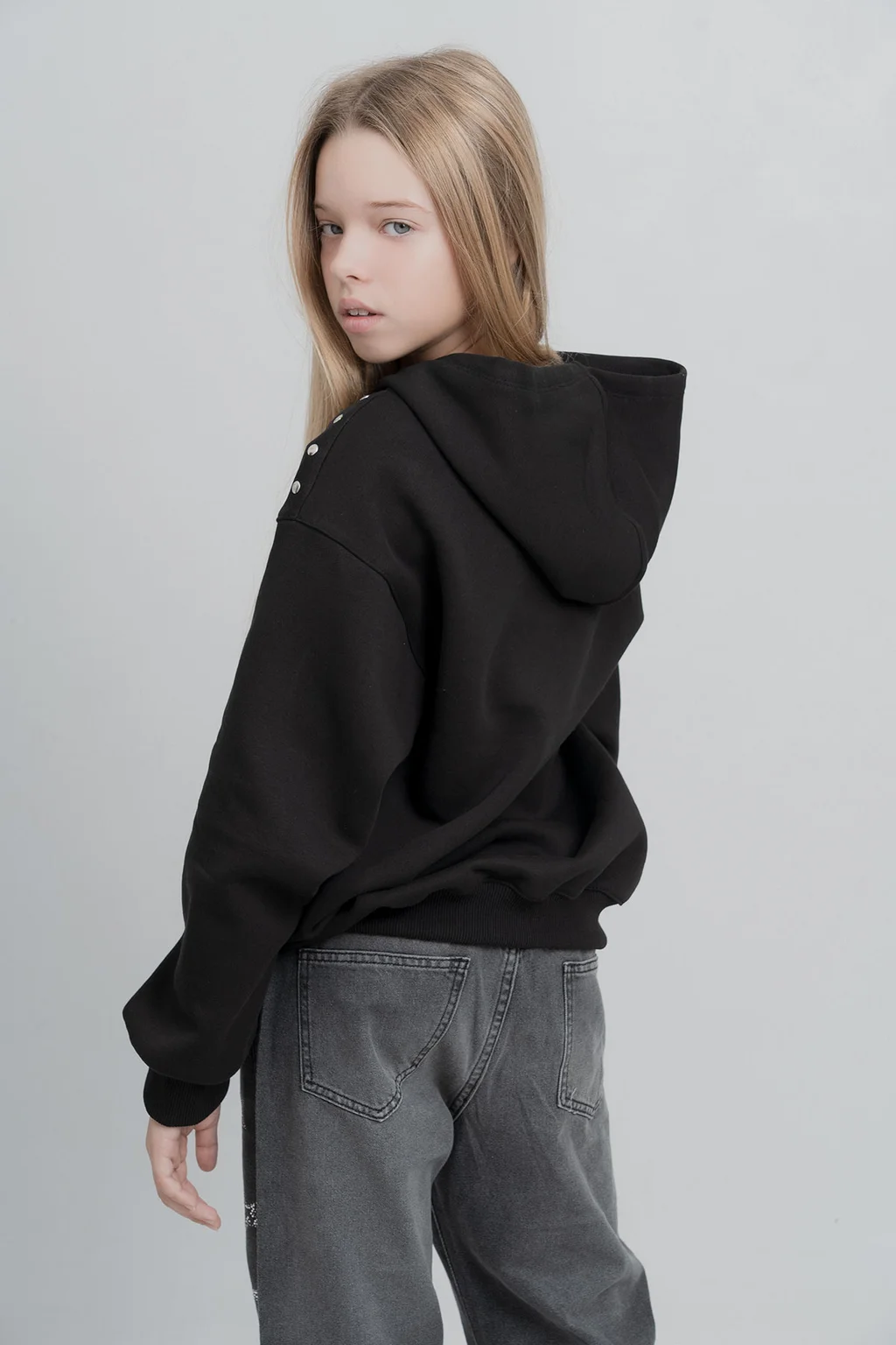 Campera Isabela Oversixe De Friza Con Tachas