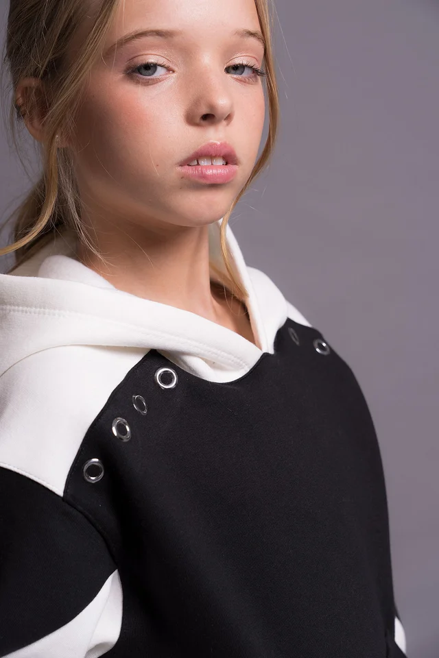 Hoodie Alia De Frisa Combinado Bicolor Con Recortes Y Detalle De Ojalillos En Ho