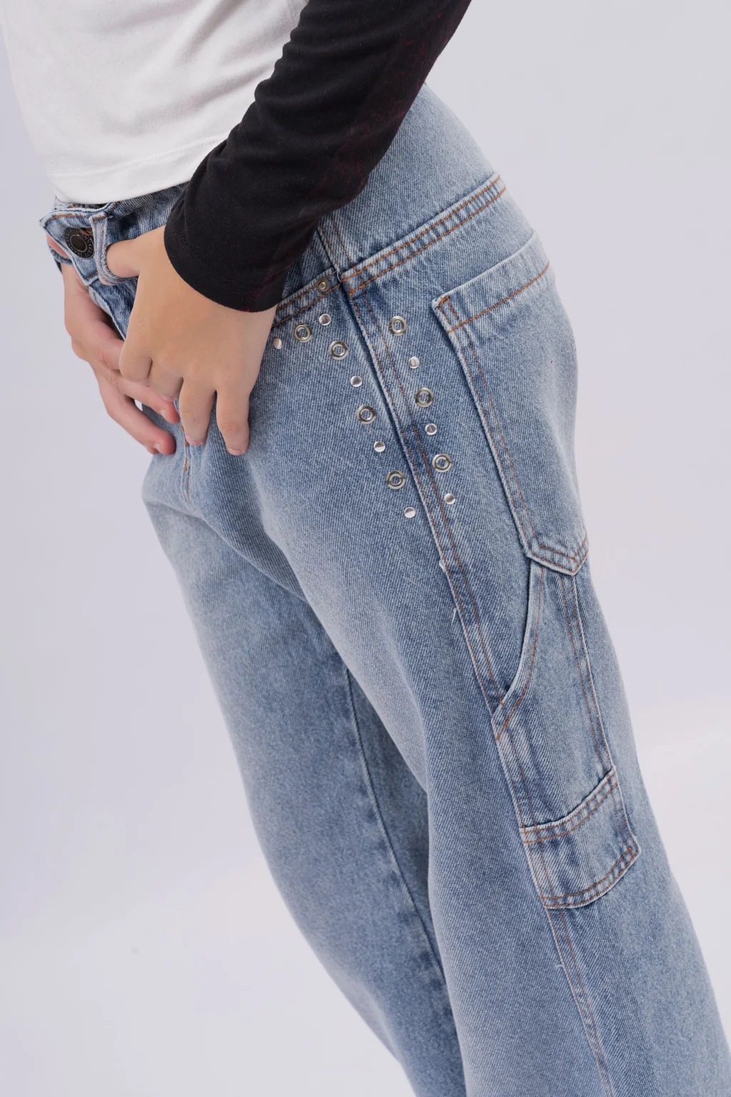 Jeans Buggy Carpintero Corte Holgado En Color Matizado C Detalle De Tachas Y - 4