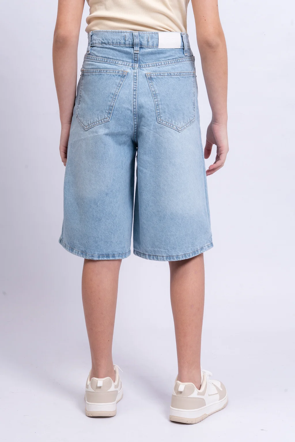 Bermuda Denim Baggy Tessa Celeste Con Roturas Y Encaje Aplicado - 4