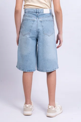 Bermuda Denim Baggy Tessa Celeste Con Roturas Y Encaje Aplicado - Vista 5