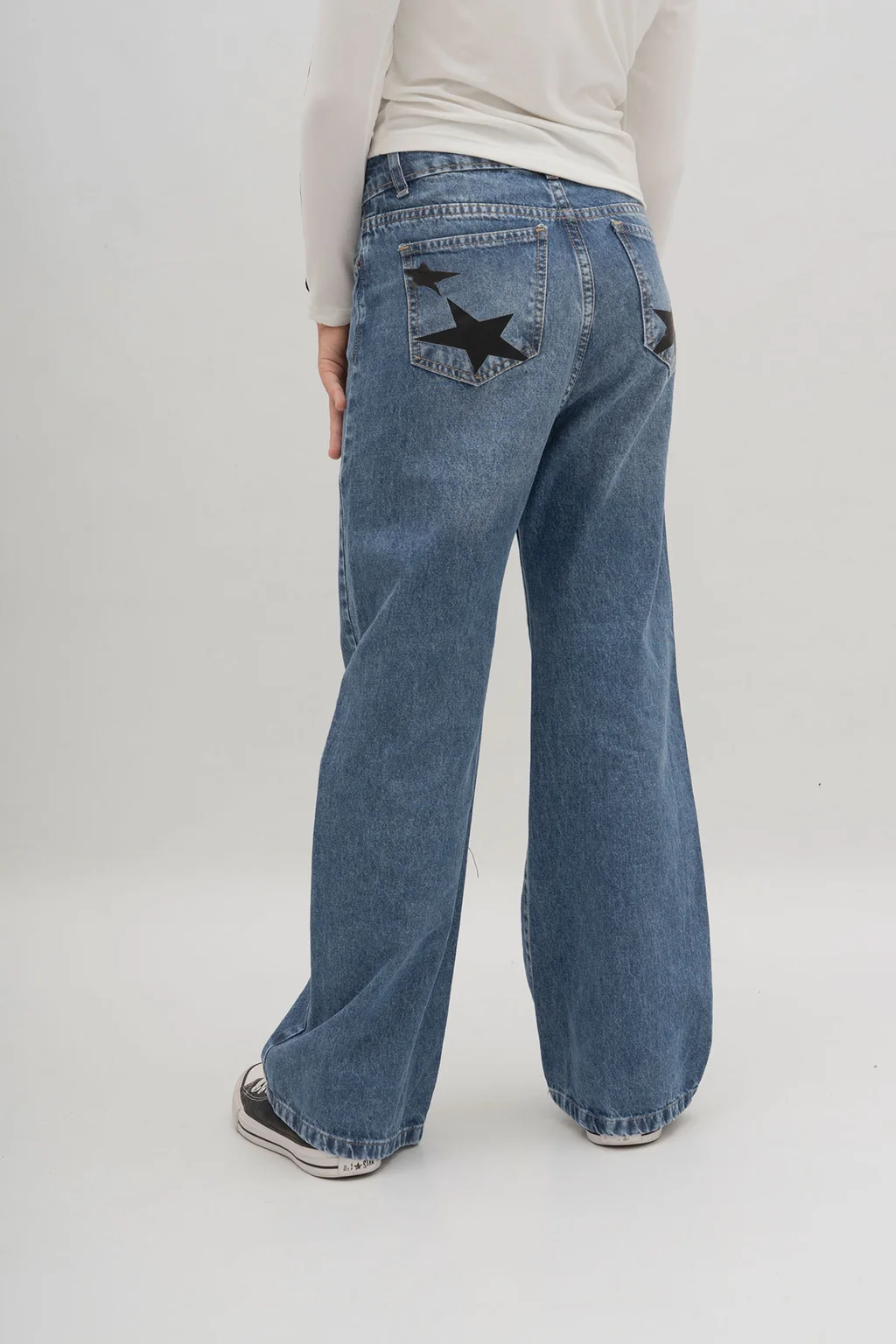Jeans Wide Leg Azul Con Estrellas Negras En Bolsillos Traseros - 0