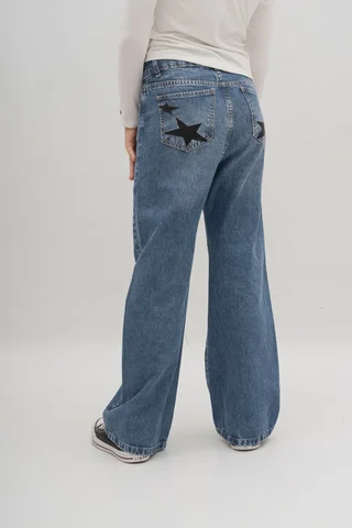 Jeans Wide Leg Azul Con Estrellas Negras En Bolsillos Traseros - Vista 1