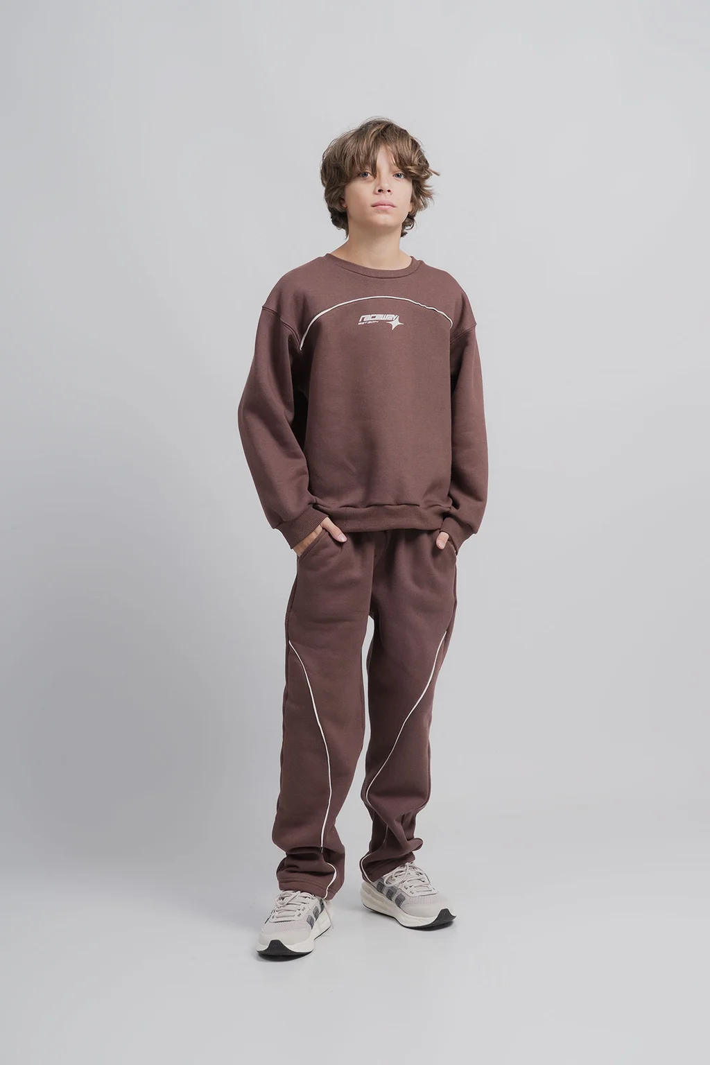 Jogger Dex Oversize De Frisa Con Recorte Y Vivo En Contratono. - 3